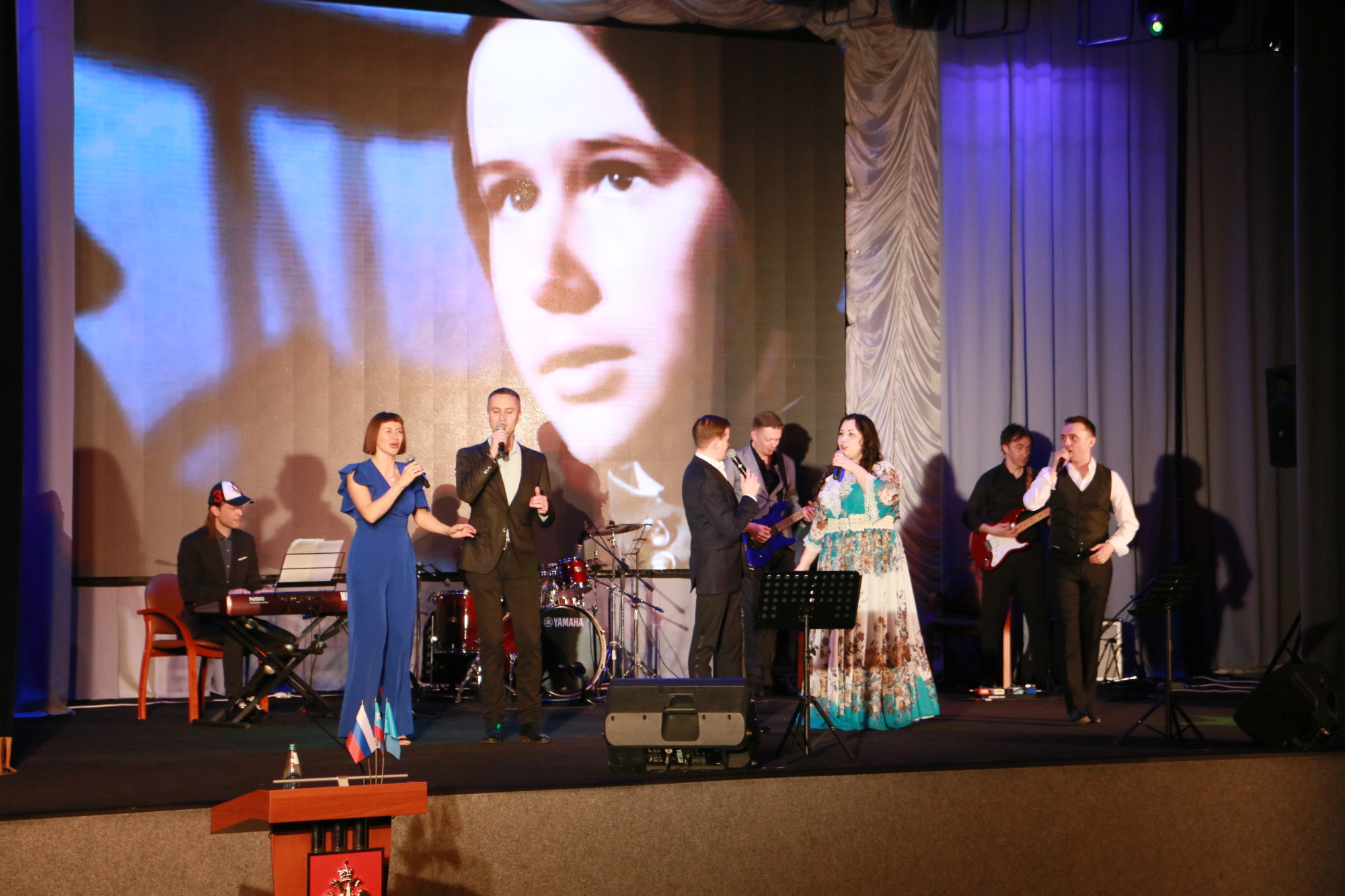 Светодиодный LED экран на сцене